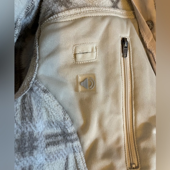 Size xs fabulous cream coloured windbreaker jacket - Picture 4 of 8